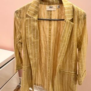 gorgeous blazer suitable for spring and summer days.